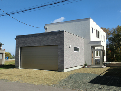 大開口シャッター車庫付住宅